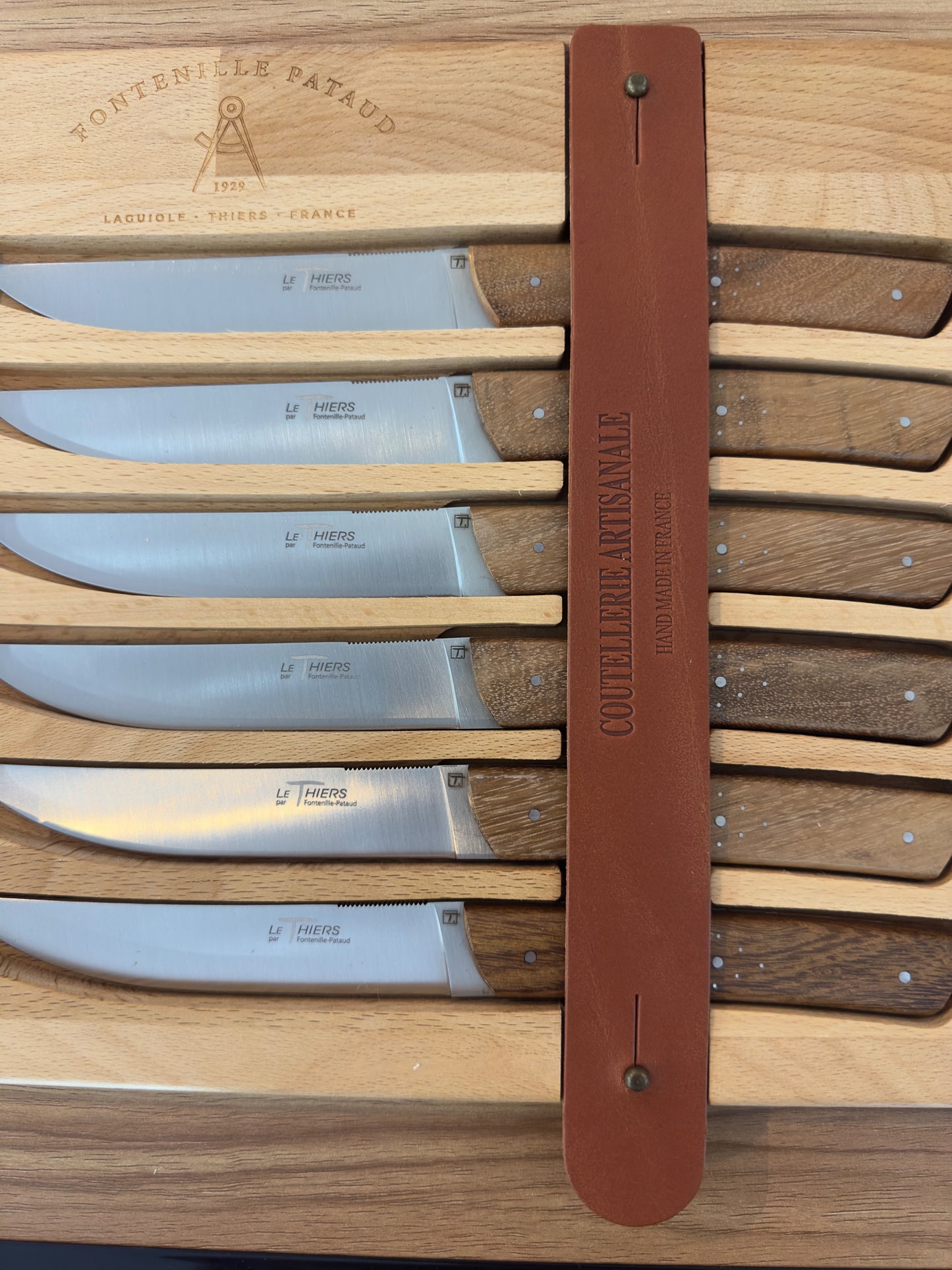 Coffret de 6 couteaux Thiers de table guillochés,