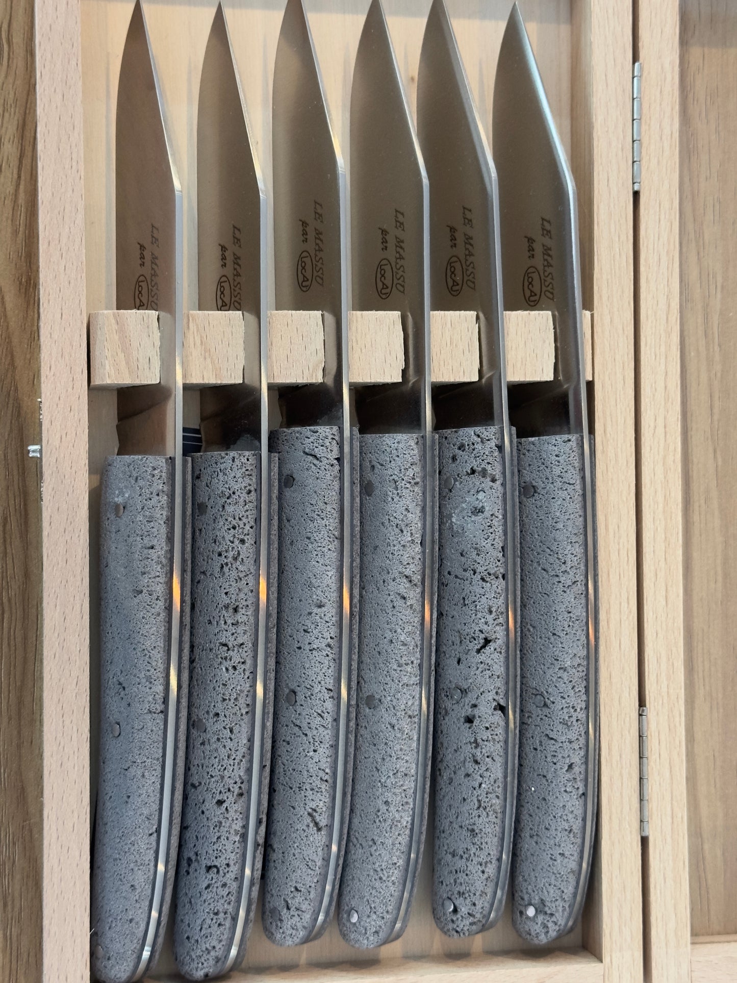Le Massu couteau de table en lave de Chambois